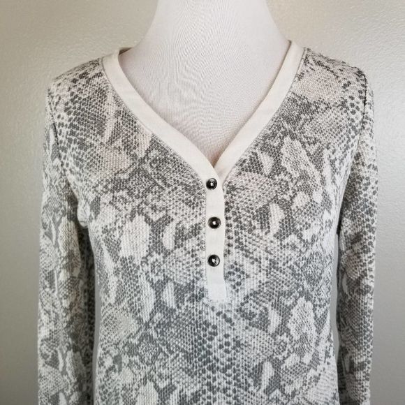 Time & Tru Gray Snakeskin Thermal Tee Size Small - Picture 4 of 9